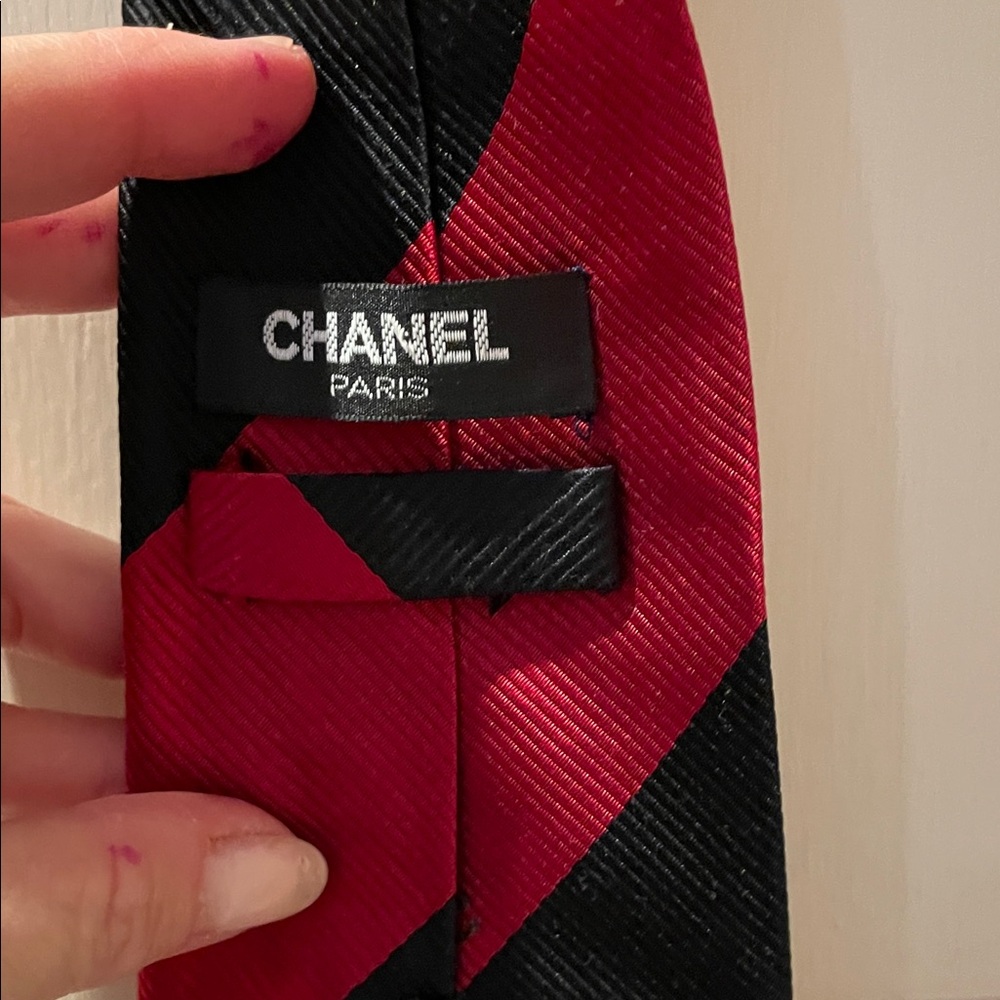 Vintage Chanel Paris Silk Tie – Red & Navy Stripe with Gold CC Logos

⸻